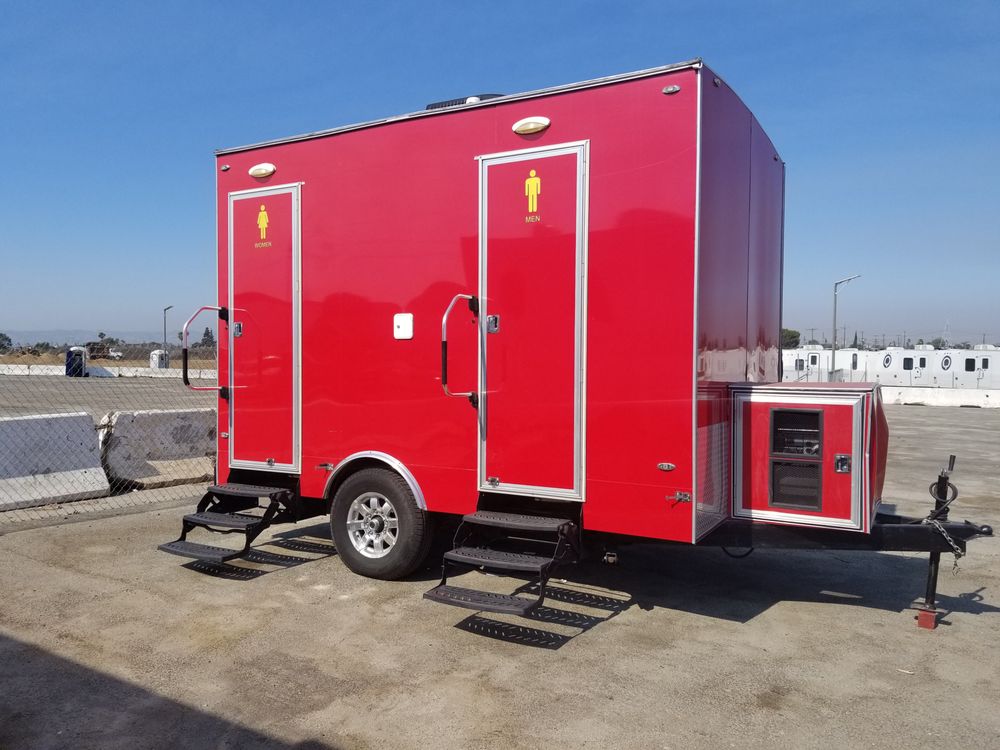 Two-station luxury restroom trailer